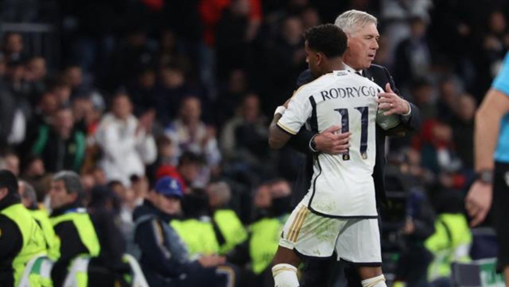 Ancelotti dando un abrazo a Rodrygo en un partido de la temporada pasada Ancelotti dando un abrazo a Rodrygo en un partido de la temporada pasada