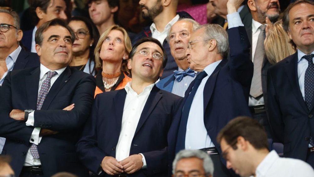 Florentino Pérez, junto a José Manuel Albares, ministro de Asuntos Exteriores, en el palco del Santiago Bernabéu. Florentino Pérez, junto a José Manuel Albares, ministro de Asuntos Exteriores, en el palco del Santiago Bernabéu.