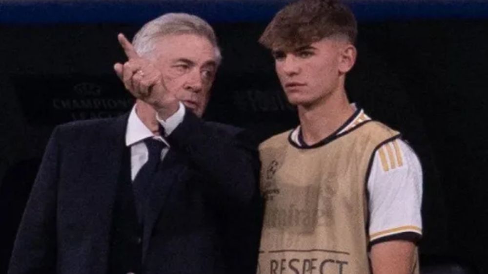 Carlo Ancelotti, dando instrucciones a Nico Paz, antes de que éste saliera a un partido del Madrid del pasado curso. Carlo Ancelotti, dando instrucciones a Nico Paz, antes de que éste saliera a un partido del Madrid del pasado curso.