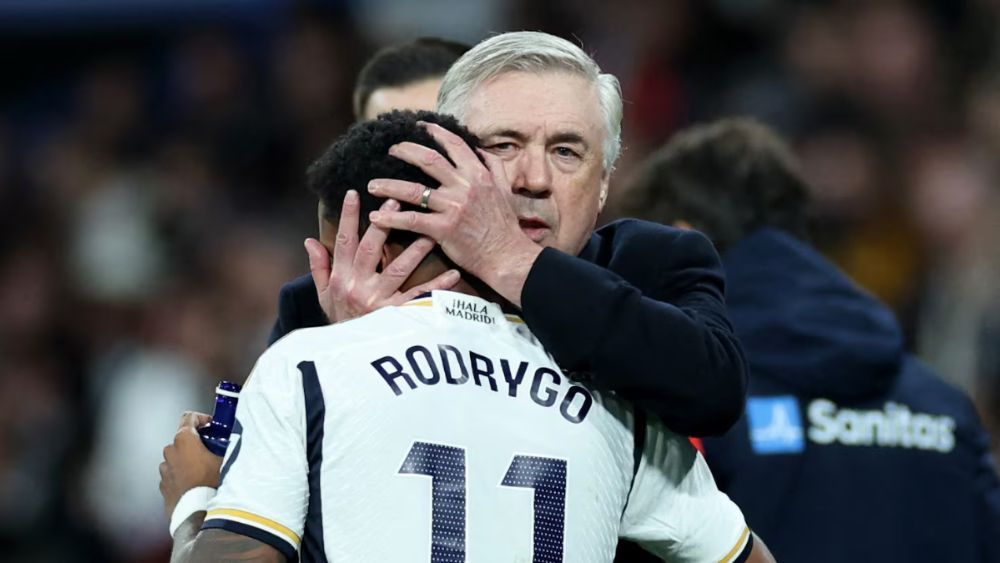 Carlo Ancelotti, abrazándose con Rodrygo, después de un partido del Madrid el curso pasado. Carlo Ancelotti, abrazándose con Rodrygo, después de un partido del Madrid el curso pasado.