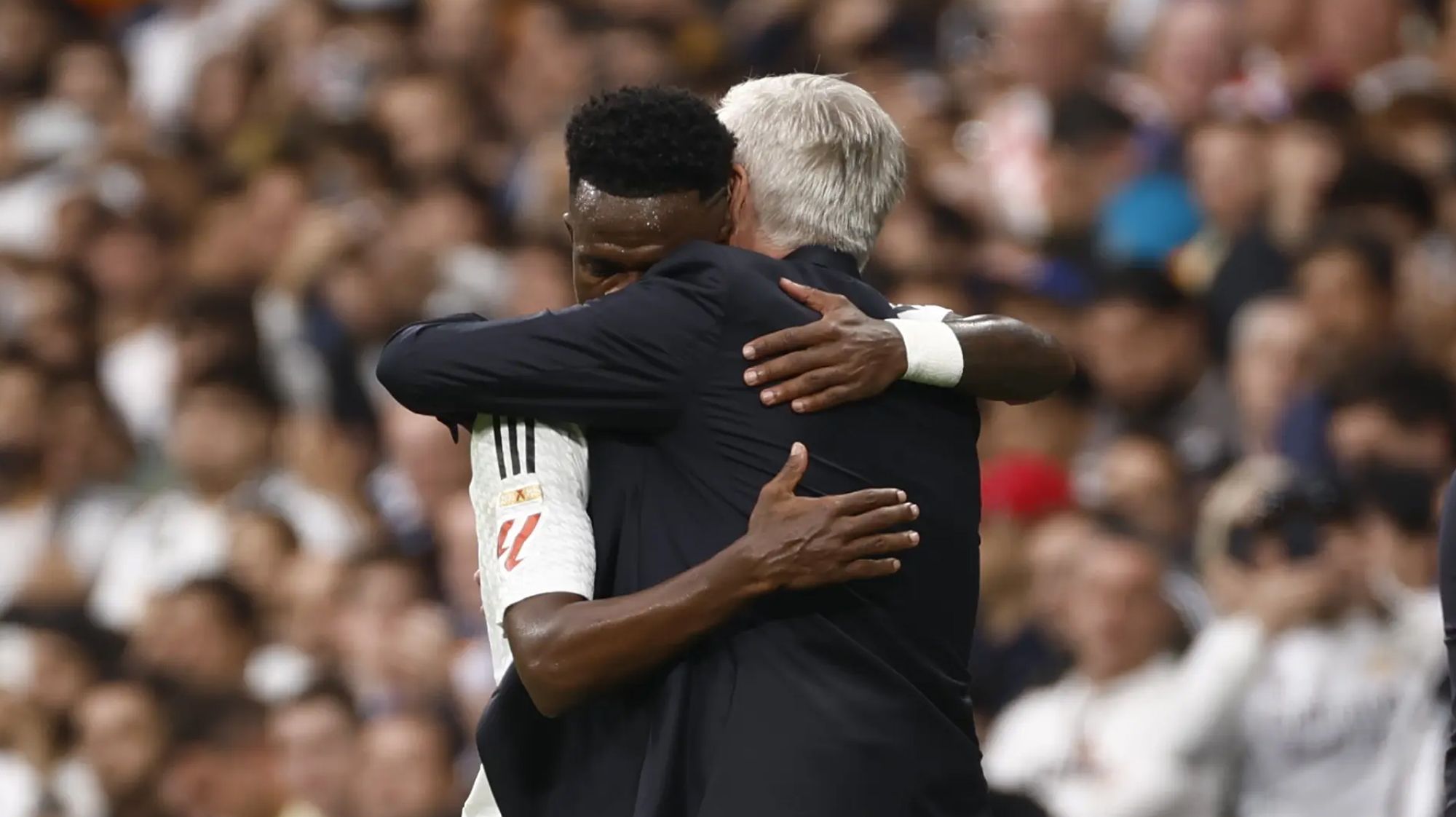 Vinícius Júnio abrazando a Carlo Ancelotti.