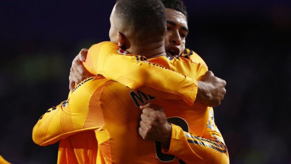 Mbappé y Bellingham dándose un abrazo