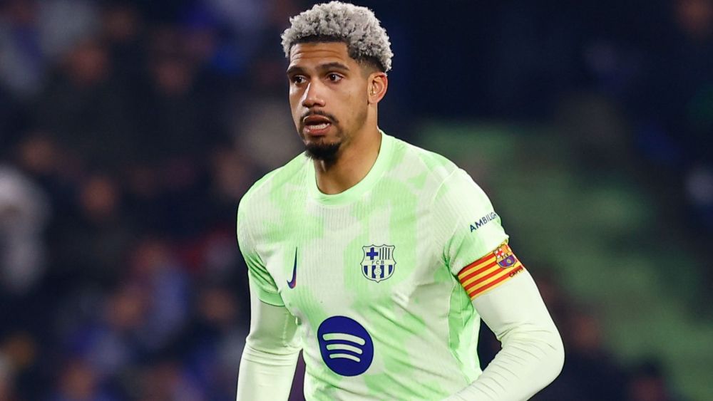 El Real Madrid está al tanto del precio de la nueva cláusula de Ronald Araujo con el Barça.