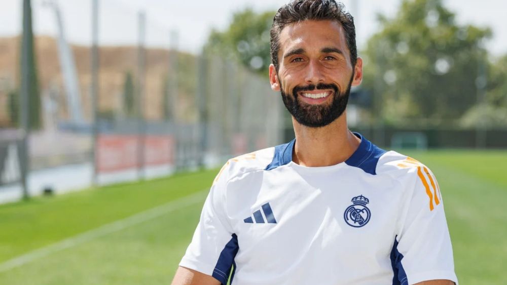 Álvaro Arbeloa podría hacerse cargo del primer equipo en el Mundial de Clubes. Álvaro Arbeloa podría hacerse cargo del primer equipo en el Mundial de Clubes.
