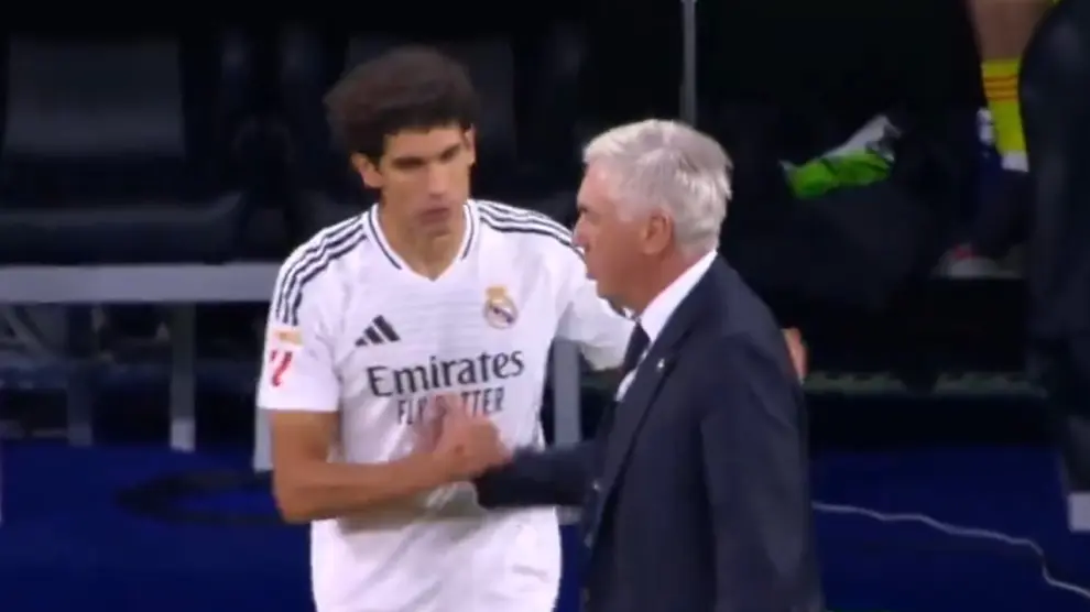 Momento en el que Carlo Ancelotti habla con Jesús Vallejo antes de entrar en el partido contra el Deportivo Alavés. Momento en el que Carlo Ancelotti habla con Jesús Vallejo antes de entrar en el partido contra el Deportivo Alavés.