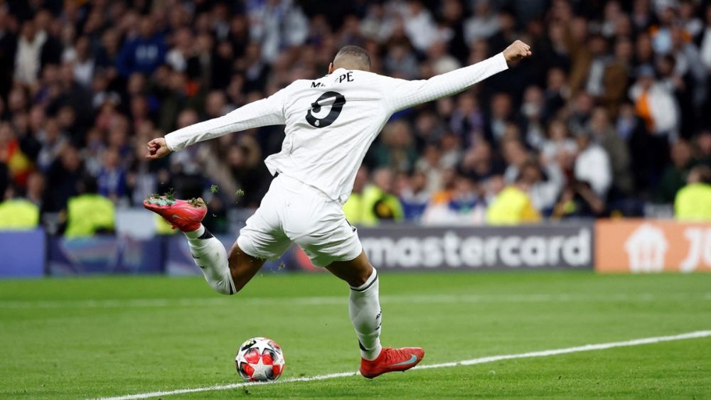 Kylian Mbappé, con el balón, se prepara para anotar el tanto que marcó contra el Salzburgo en Champions la semana pasada. Kylian Mbappé, con el balón, se prepara para anotar el tanto que marcó contra el Salzburgo en Champions la semana pasada.