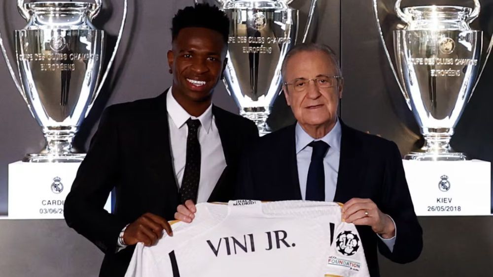 Florentino Pérez y Vinicius Junior, en la fotografía con motivo de la última renovación del futbolista, que se anunció en octubre de 2023.