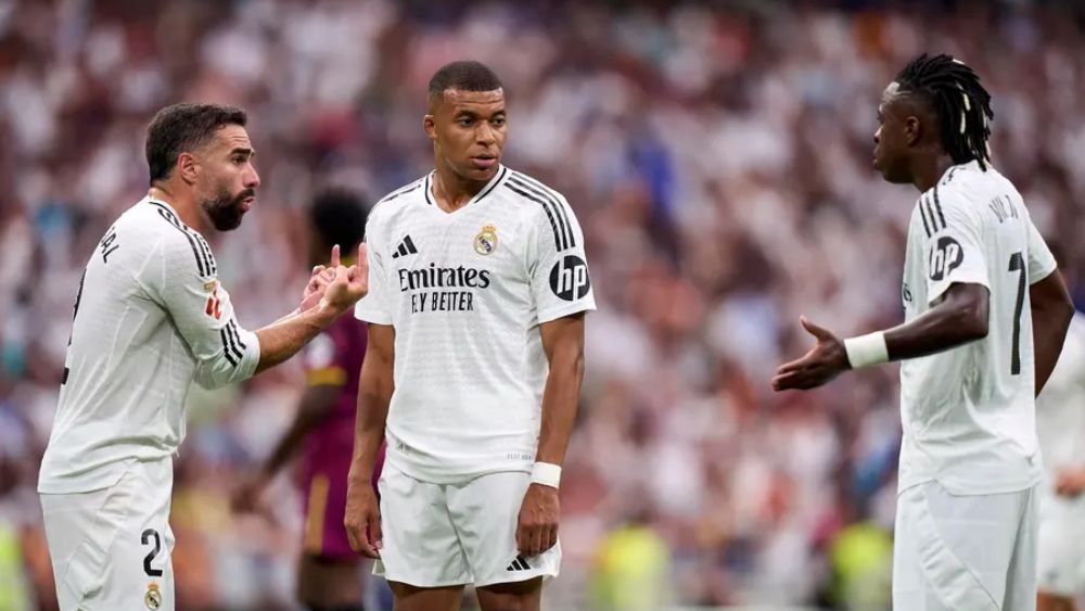 Dani Carvajal, en un partido de esta temporada, convera con Kylian Mbappé y Vinicius Junior.