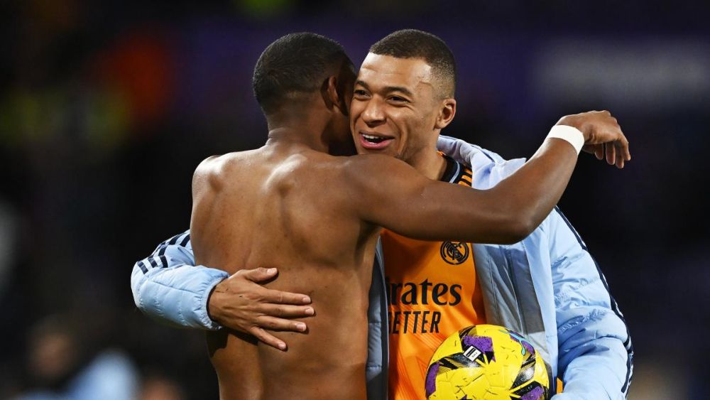 Mbappé abrazando a Alaba con el balón de su hat trick Mbappé abrazando a Alaba con el balón de su hat trick