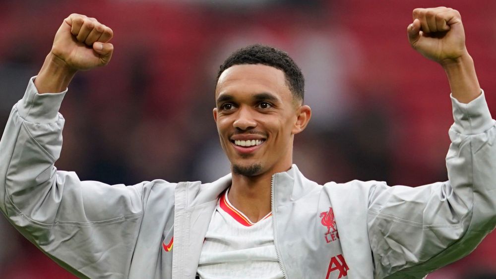 Alexander Arnold celebrando contento Alexander Arnold celebrando contento
