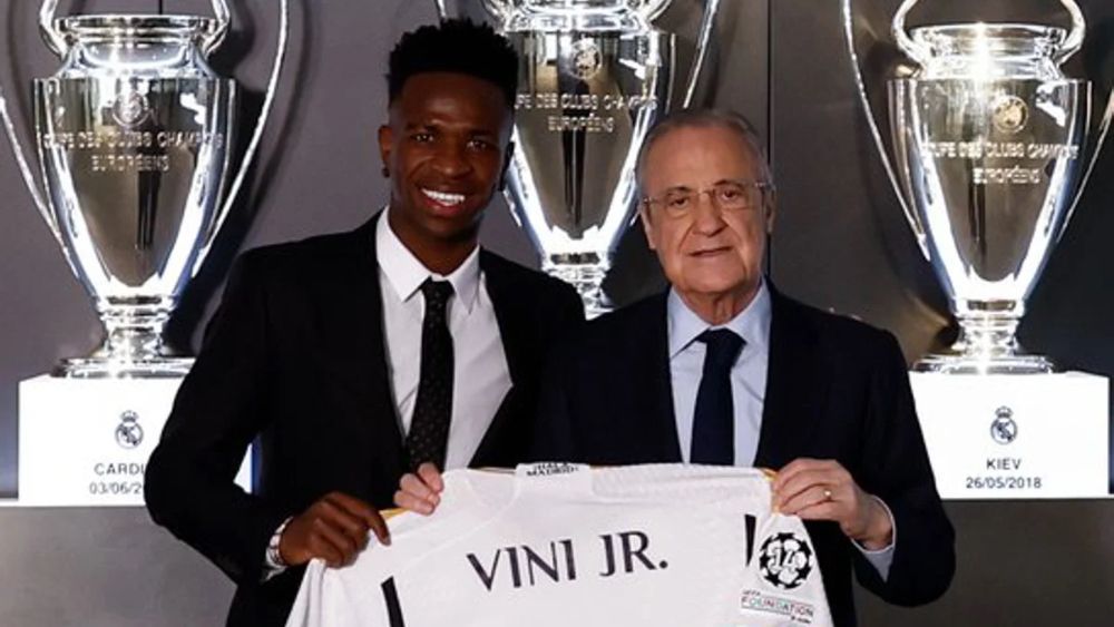 Vinicius Junior y Florentino Pérez, en la renovación última del futbolista, que se anunció de manera oficial en octubre de 2023. Vinicius Junior y Florentino Pérez, en la renovación última del futbolista, que se anunció de manera oficial en octubre de 2023.