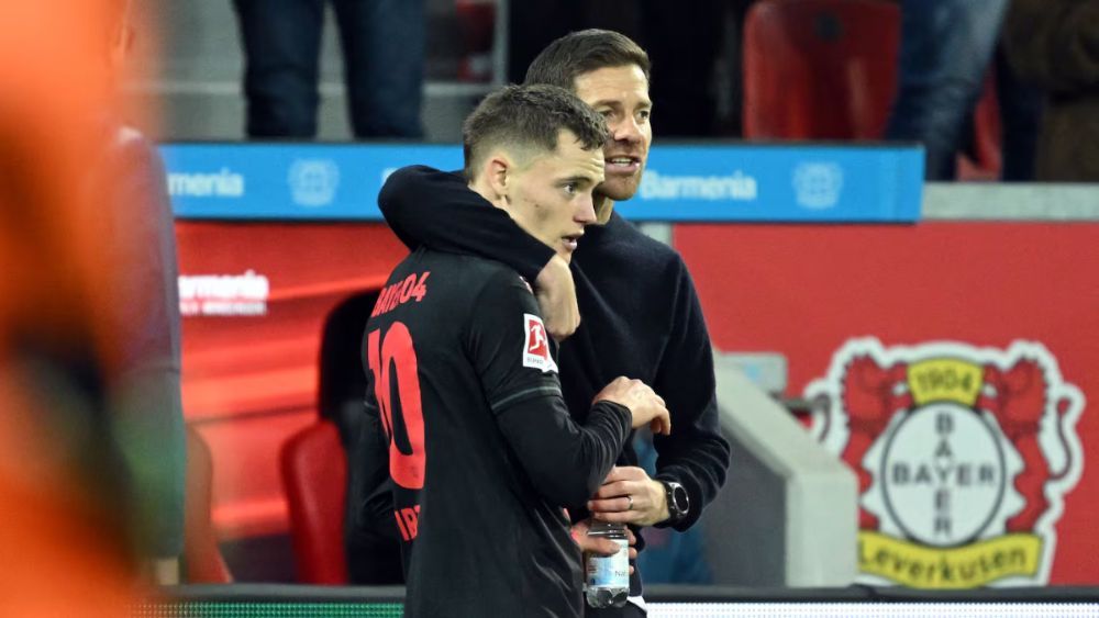 Xabi Alonso, abrazando a Florian Wirtz, uno de sus jugadores estrella en el Bayer Leverkusen. Xabi Alonso, abrazando a Florian Wirtz, uno de sus jugadores estrella en el Bayer Leverkusen.