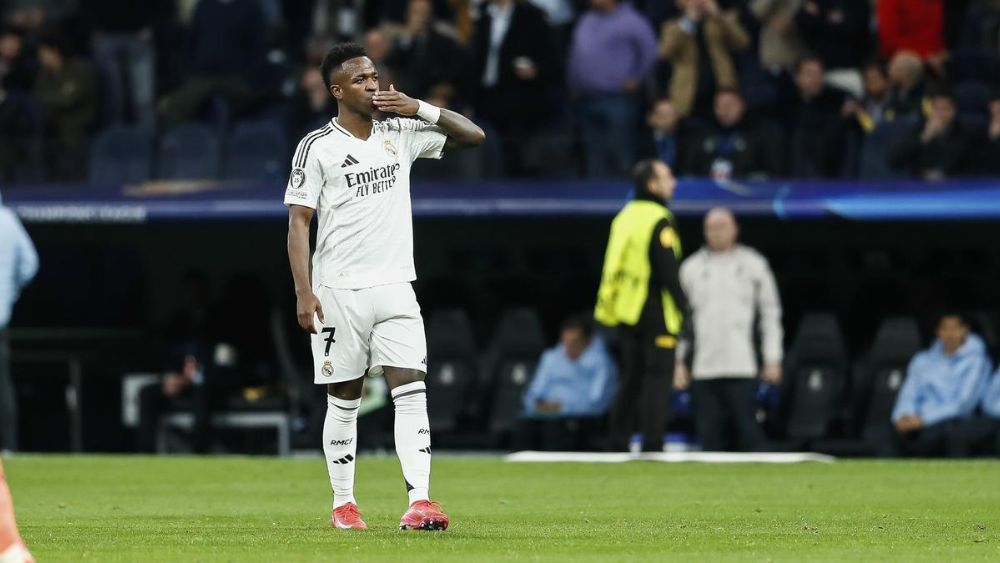 Vinicius, se dirige de manera cariñosa a la afición del estadio Santiago Bernabéu, en el último partido de Champions contra el Salzburgo (5-1). Vinicius, se dirige de manera cariñosa a la afición del estadio Santiago Bernabéu, en el último partido de Champions contra el Salzburgo (5-1).