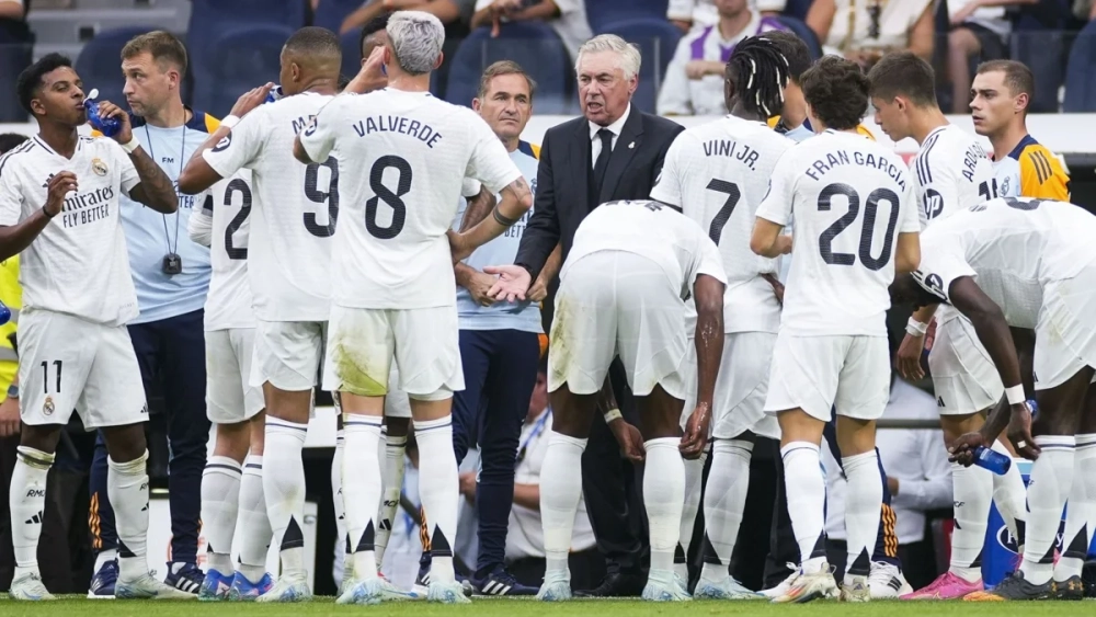 Carlo Ancelotti hablando con los jugadores del Real Madrid.