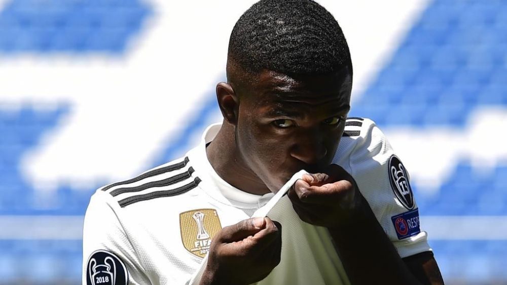 Vinicius besándose el escudo del Real Madrid en su presentación Vinicius besándose el escudo del Real Madrid en su presentación
