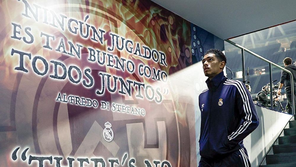 Jude Bellingham, en el túnel de vestuarios del Real Madrid, con la frase mítica de Alfredo Di Stéfano.