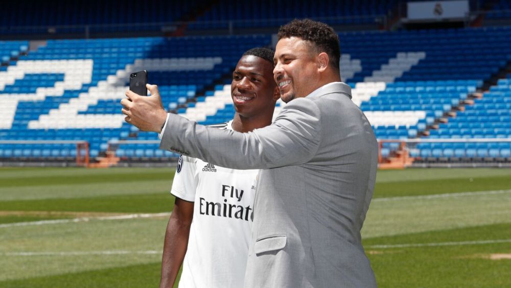 Vinicius, con Ronaldo Nazario, en la presentación del primero como futbolista del Real Madrid. Vinicius, con Ronaldo Nazario, en la presentación del primero como futbolista del Real Madrid.