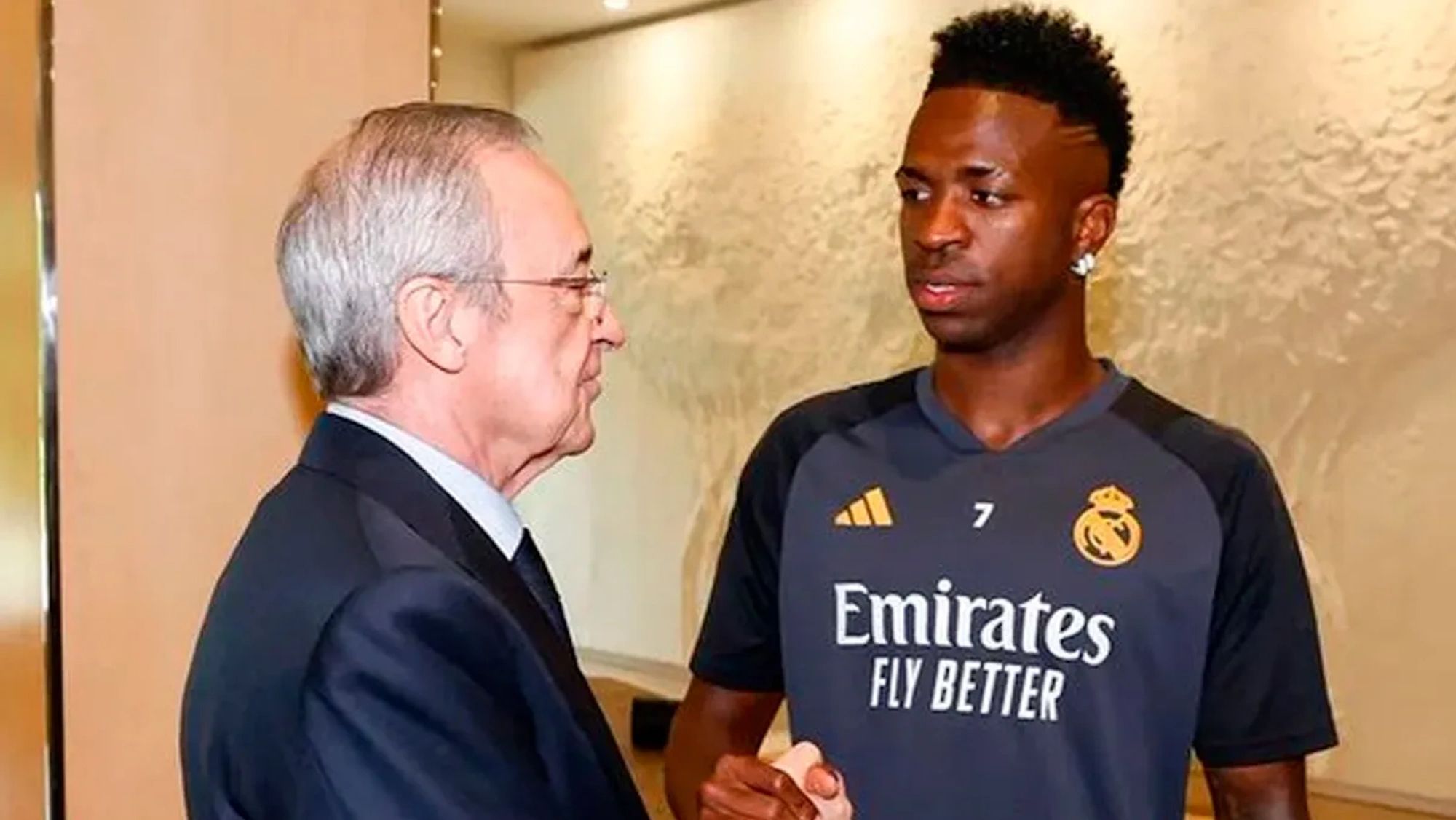 Florentino Pérez, saludándose de manera afectuosa con Vinicius Junior durante el pasado verano. Florentino Pérez, saludándose de manera afectuosa con Vinicius Junior durante el pasado verano.