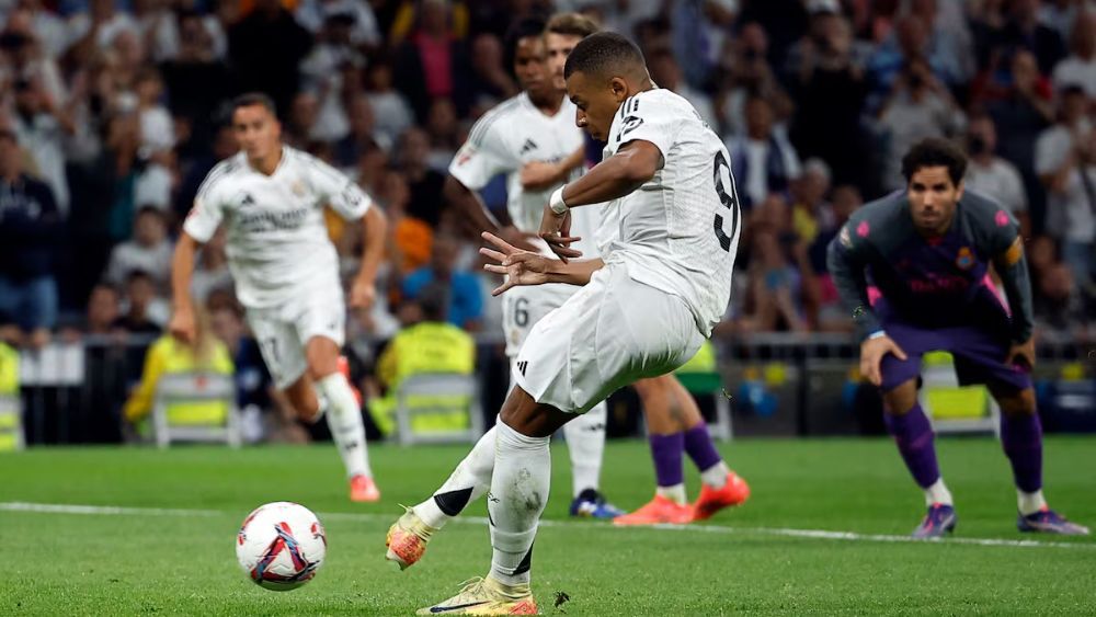 Kylian Mbappé, marcando, de penalti, ante el Espanyol en el encuentro de la primera vuelta de Liga. Kylian Mbappé, marcando, de penalti, ante el Espanyol en el encuentro de la primera vuelta de Liga.