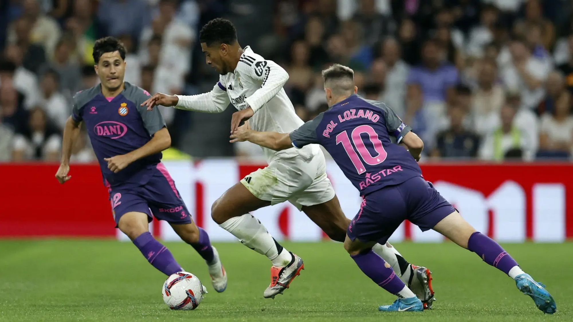 Jude Bellingham, regateando a Pol Lozano, en el encuentro de la primera vuelta de Liga.