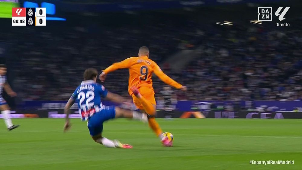 Escándalo en el RCDE Stadium: entrada criminal sobre Mbappé, que acaba muy tocado, y no fue roja Escándalo en el RCDE Stadium: entrada criminal sobre Mbappé, que acaba muy tocado, y no fue roja