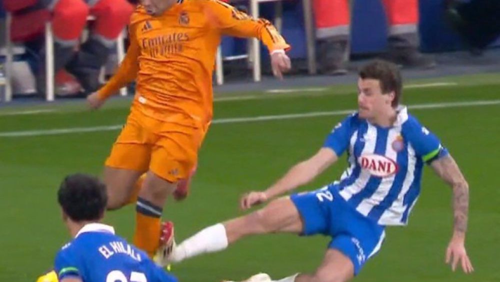 Entrada de Cristian Romero a Mbappé Entrada de Cristian Romero a Mbappé