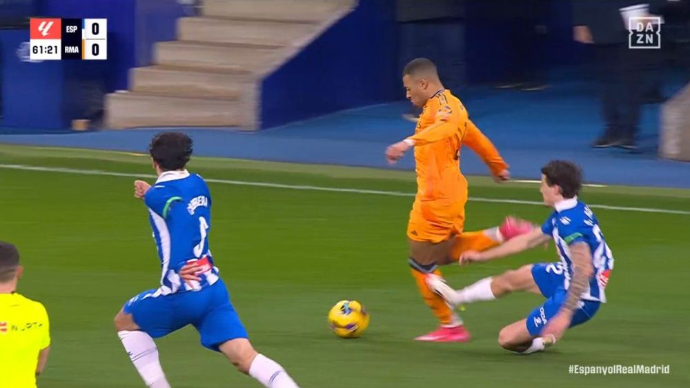 Entrada de Carlos Romero a Mbappé con Iglesias Villanueva de testigo directo Entrada de Carlos Romero a Mbappé con Iglesias Villanueva de testigo directo