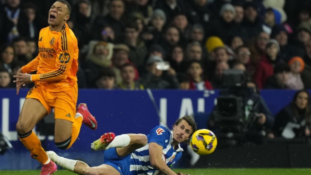 La durísima entrada de Carlos Romero a Kylian Mbappé sólo fue merecedora de tarjeta amarilla para el colegiado Muñiz Ruiz. La durísima entrada de Carlos Romero a Kylian Mbappé sólo fue merecedora de tarjeta amarilla para el colegiado Muñiz Ruiz.