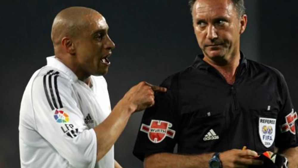 Medina Cantalejo, en activo, durante un partido del Real Madrid, junto a Roberto Carlos. Medina Cantalejo, en activo, durante un partido del Real Madrid, junto a Roberto Carlos.
