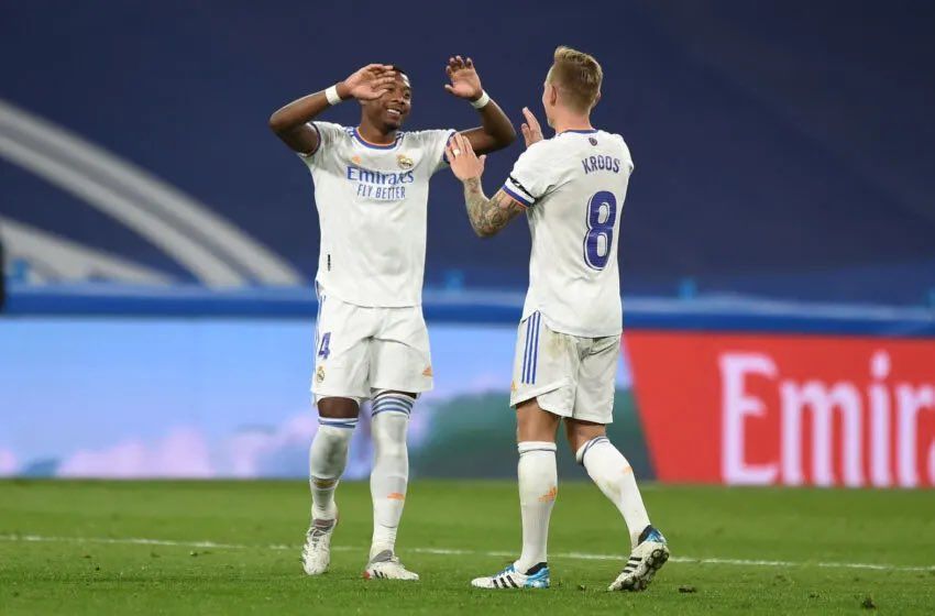 Alaba y Kroos celebrando un gol