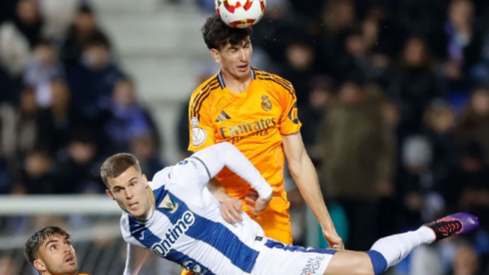 Jacobo Ramón cortando un balón de cabeza Jacobo Ramón cortando un balón de cabeza