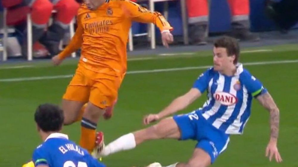 Entrada de Carlos Romero a Mbappé Entrada de Carlos Romero a Mbappé