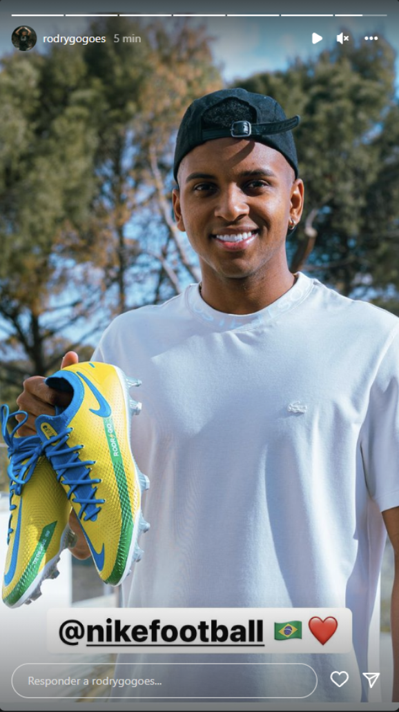 Rodrygo mostrando sus botas nuevas