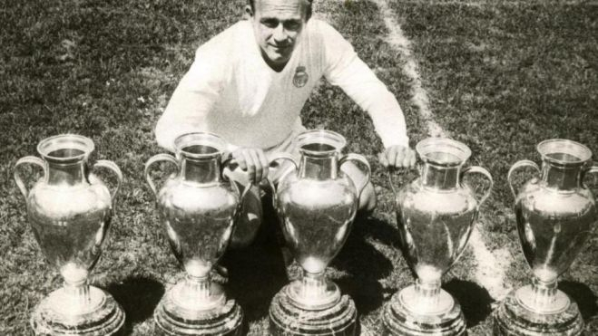 alfredo di stefano posa con las cinco copas de europa que gano en las filas del real madridefe