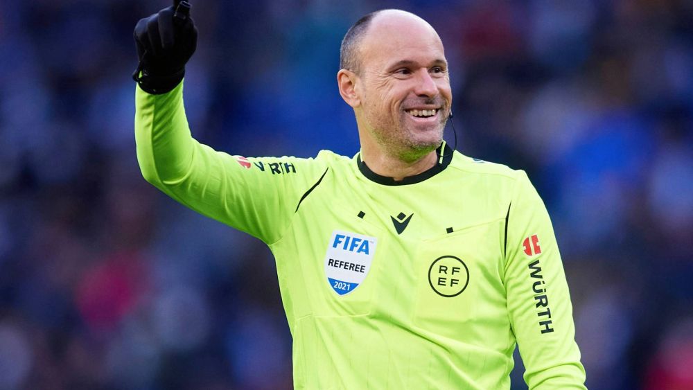 Mateu Lahoz durante un partido Mateu Lahoz durante un partido