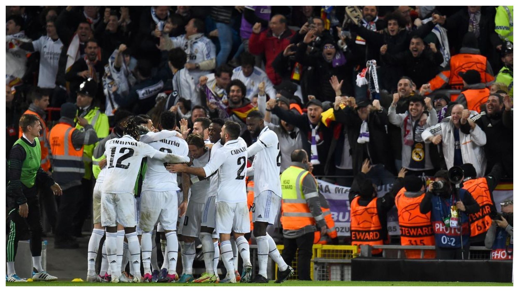 Varios jugadores del Real Madrid en el partido frente al Liverpool Varios jugadores del Real Madrid en el partido frente al Liverpool
