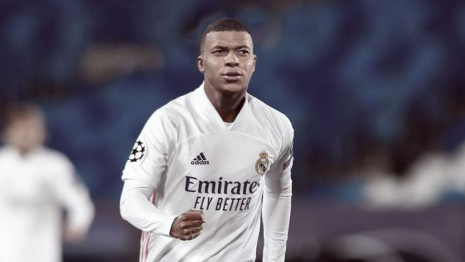 Montaje de Kylian Mbappé vestido de blanco