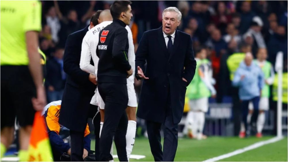 Carlo Ancelotti, protestando una acción del derbi ante el cuarto árbitro. Carlo Ancelotti, protestando una acción del derbi ante el cuarto árbitro.