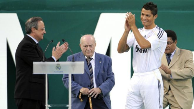 cristiano ronaldocon alfredo di stefano y florentino perezen su presentacion como jugador del real madridafp