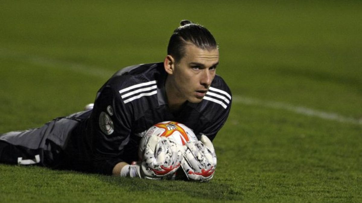Lunin atajando un balón en un partido 