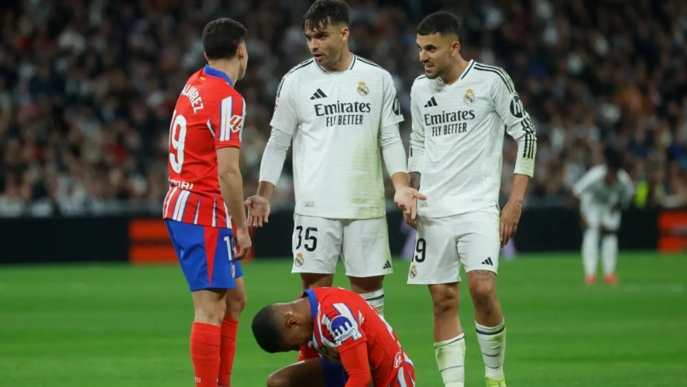 Raúl Asencio, en el derbi del pasado sábado, hablando con Julián Álvarez, en presencia de Dani Ceballos. Raúl Asencio, en el derbi del pasado sábado, hablando con Julián Álvarez, en presencia de Dani Ceballos.