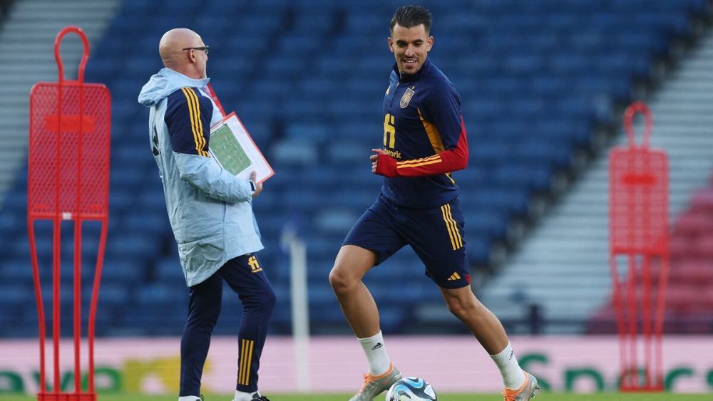Luis De la Fuente y Dani Ceballos, en un entrenamiento de la Selección española en 2023. Luis De la Fuente y Dani Ceballos, en un entrenamiento de la Selección española en 2023.
