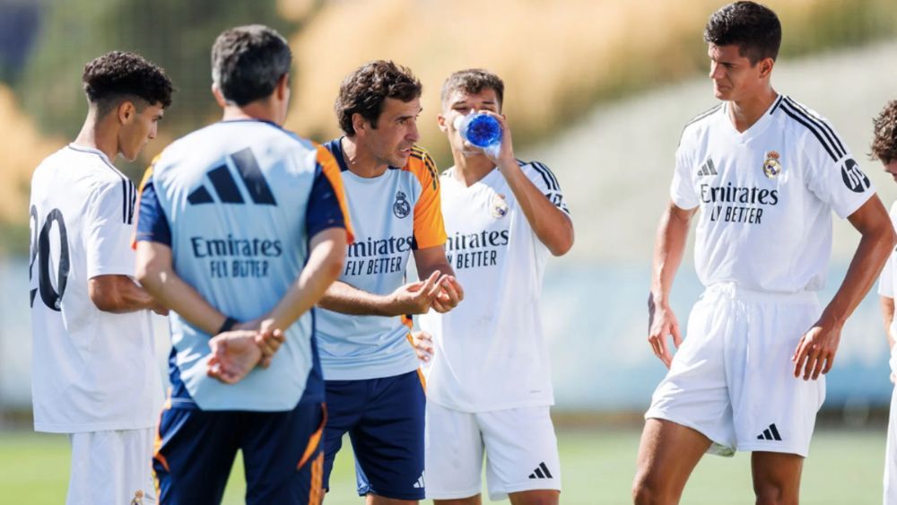 Raúl González, dando instrucciones a varios de sus jugadores durante un partido de esta temporada con el Castilla. 