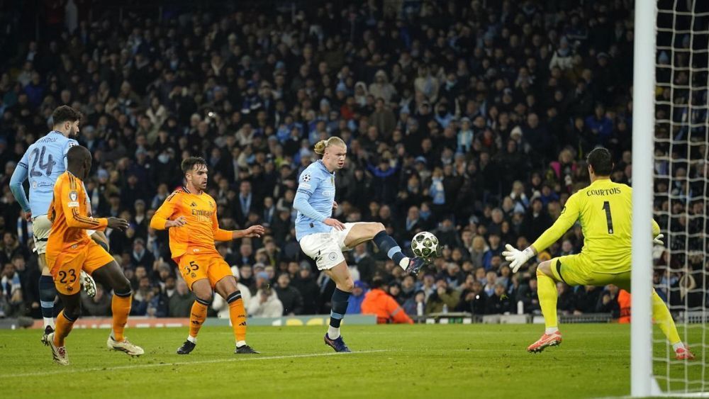 Raúl Asencio fue titular en el Etihad y tuvo el difícil reto, que superó, de 'secar' a Haaland. Raúl Asencio fue titular en el Etihad y tuvo el difícil reto, que superó, de 'secar' a Haaland.