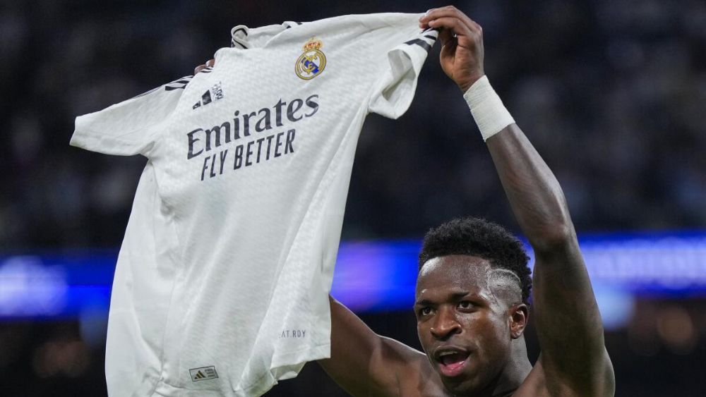 Vinicius, mostrando la camiseta del Real Madrid durante la celebración de un gol con el equipo en esta temporada. Vinicius, mostrando la camiseta del Real Madrid durante la celebración de un gol con el equipo en esta temporada.