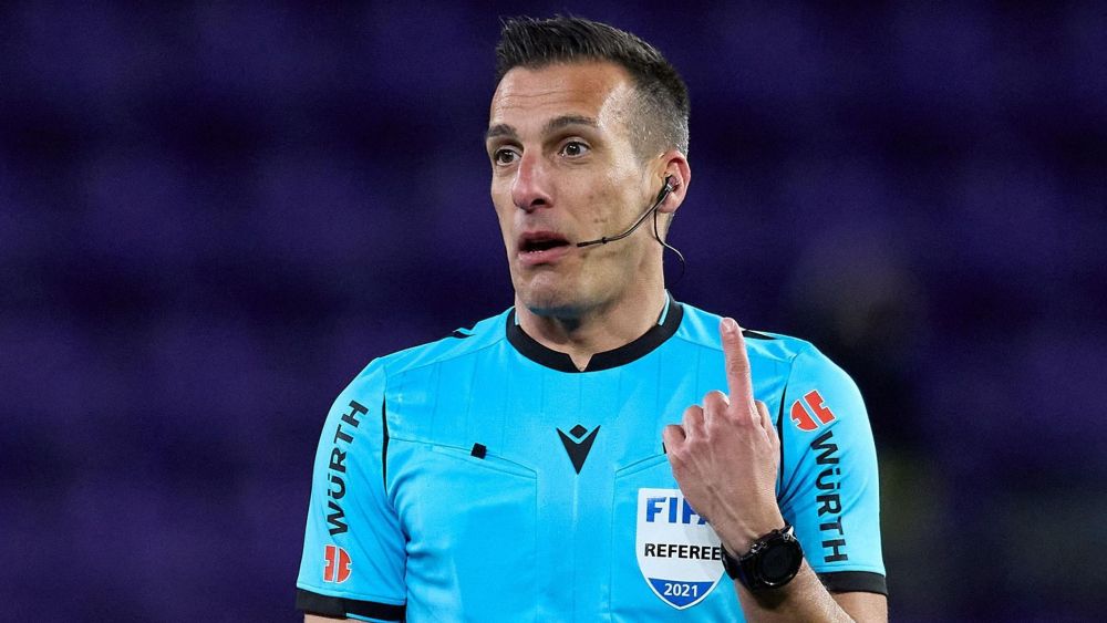 Estrada Fernández dirigiendo un partido Estrada Fernández dirigiendo un partido