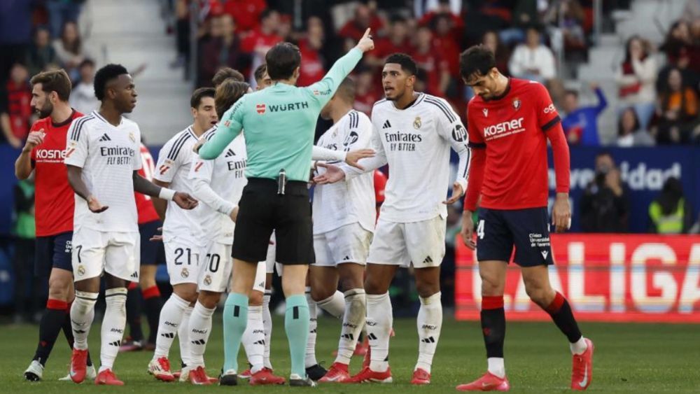 Munuera Montero manda al túnel de vestuarios a Jude Bellingham después de expulsarle contra Osasuna. Munuera Montero manda al túnel de vestuarios a Jude Bellingham después de expulsarle contra Osasuna.
