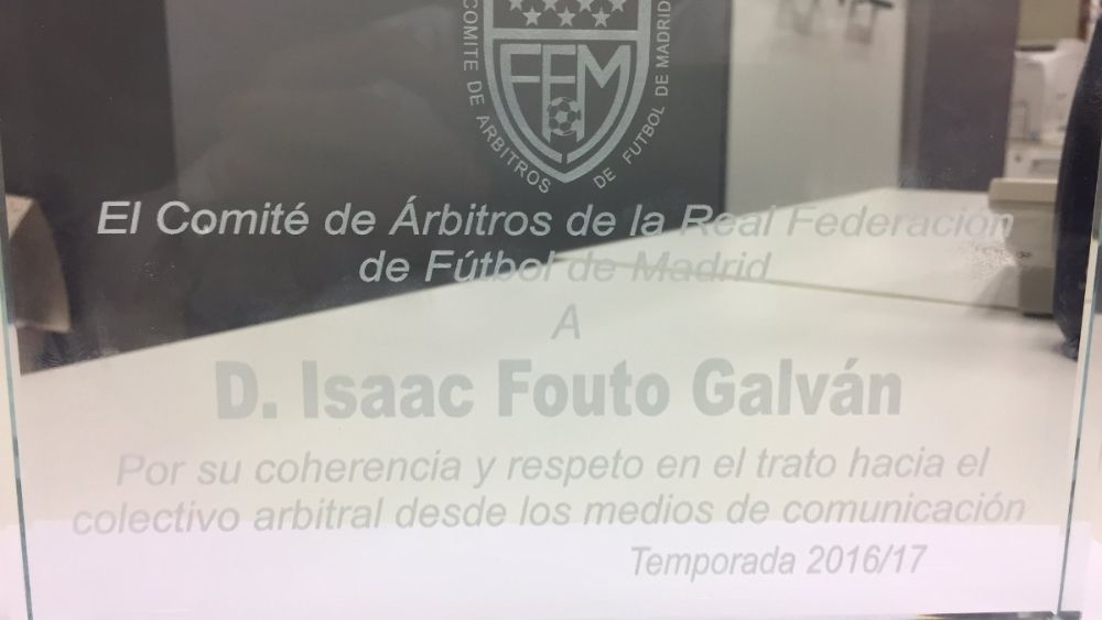 Placa de reconocimiento del Comité de Árbitros madrileño al periodista Isaac Fouto.