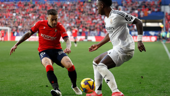 Vinícius Júnior regateando a un jugador del Osasuna.  Vinícius Júnior regateando a un jugador del Osasuna.