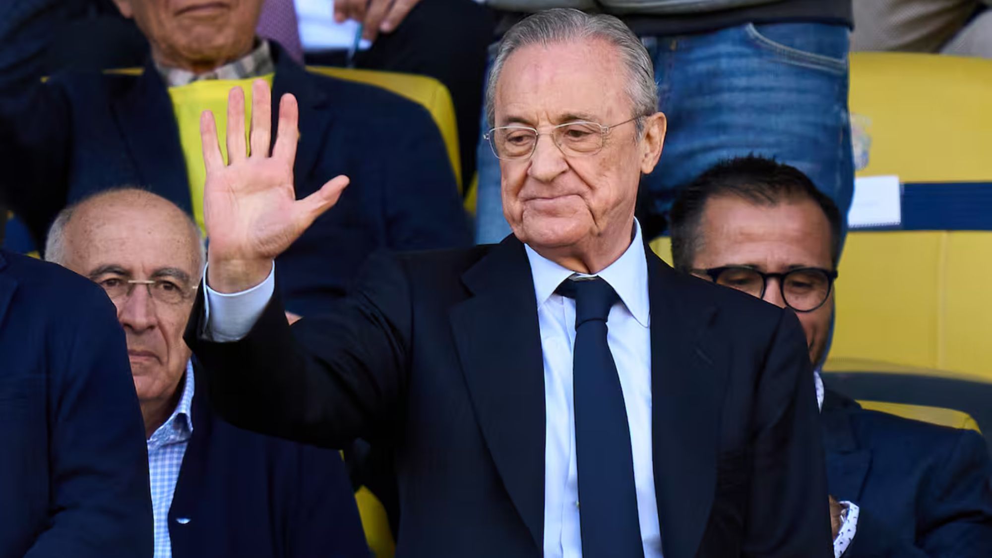 Florentino Pérez, sonriente en un palco durante un partido del Madrid, podría tener otro candidato más para reforzar la defensa.